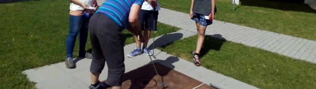 Vyzkoušeli jsme si nejen minigolf na betonu, ale také miniaturgolf. Hráli jsme s různě tvrdými míčky.