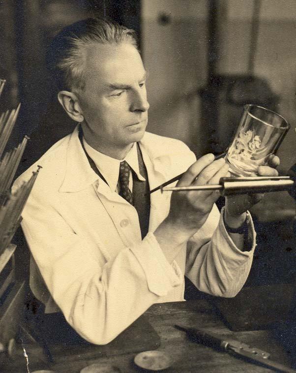 45/ Alois Hásek (* 1906, 1960), sklář, sochař a výtvarník, absolvent železnobrodské školy, kde se specializoval na rytí skla pod vedením Ladislava Přenosila.