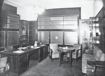 V přízemí kromě úředních prostor byla kancelář tajemníka a ředitele spořitelny, v prvním poschodí byt ředitele, malá zasedací síň ředitelství s předsíní a prostornější zasedací síň správní rady.