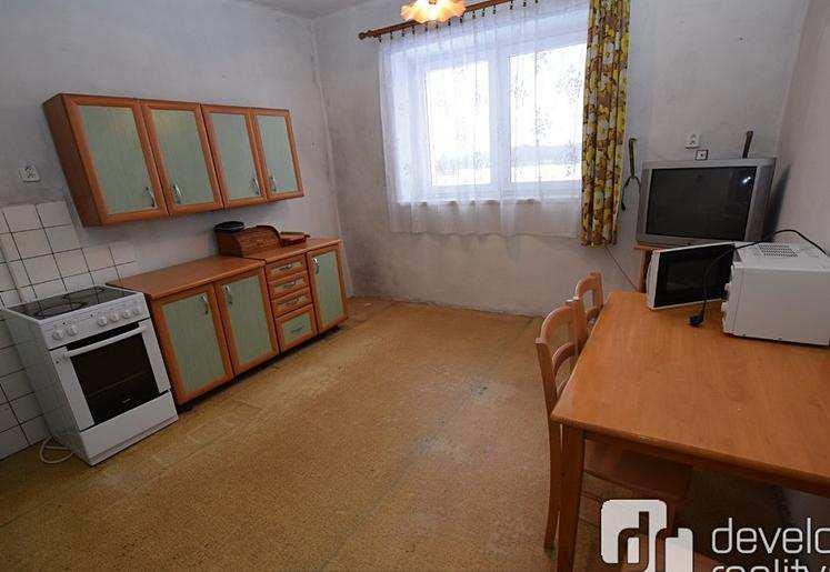 Stavba: Smíšená Stav objektu: Velmi dobrý Poloha domu: Samostatný Typ domu: Přízemní Užitná plocha: 150 m 2 Plocha pozemku: 408 m 2 Voda: