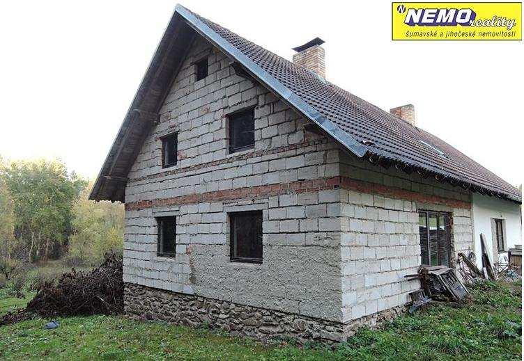 8) Rodinný dům, Vitějovice, okres Prachatice Rozestavěná polovina dvojdomku na polosamotě mezi obcemi Vitějovice a Žernovice.