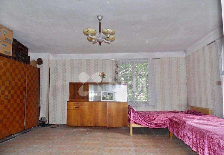 Závady právní povahy: Dle výpisu z katastru nemovitostí LV č. 304 existuje soubor omezení vlastnického práva (zástavní právo, nařízení exekuce, exekuční příkaz k prodeji, zahájení exekuce).