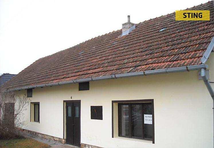 2) Rodinný dům, Strýčice, okres České Budějovice Rodinný dům o velikosti 3+1 se zahradou. Nemovitost je v technickém stavu před rekonstrukcí. Voda je čerpána z obecního řádu.