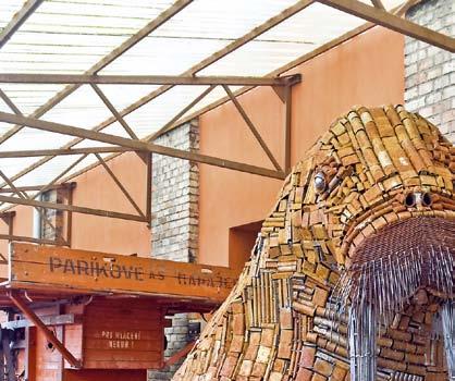 Nový přírůstek KOVOZOO váží 620 kg, jeho výroba trvala 369 hodin. Jmenuje se Ambrož a narodil se na jaře 2017. Pokřtěn byl za bouřlivých ovací a jeho hvězdným kmotrem byl slavný Jakub Vágner!
