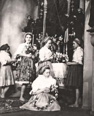 Z natáčení filmu. Marie Glázrová s Hlučankami, foto: archiv města Hluk proslavily Dolňácké slavnosti, spojené s tradiční jízdou králů.