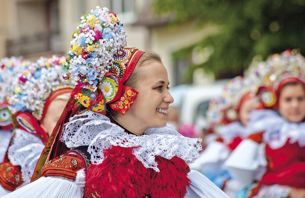 Vlčnov, perla Slovácka Na posledních výběžcích Bílých Karpat, v kotlině podél Vlčnovského potoka, se rozkládá Vlčnov. Obec, kterou nejen její obyvatelé pyšně nazývají Perlou Slovácka.