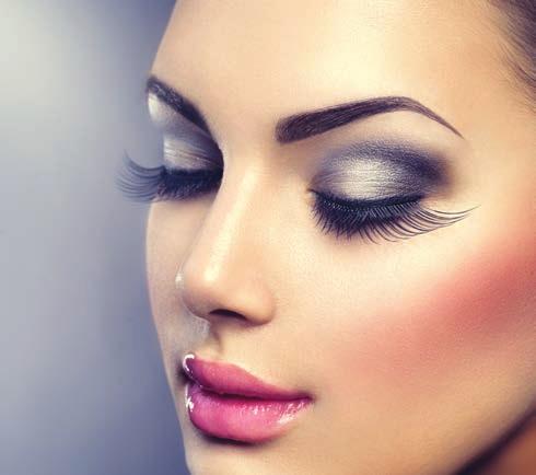 Závoj na nedokonalost. Krycí voděodolný make-up Touch zakryje skvrny i drobné vrásky s vysokou koncentrací přirozených pigmentů odrážejících světlo.