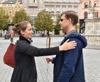 domý to nemá možnost jinak zjistit) asi krok před Vámi po Vaší levé ruce je volné sedadlo, ukažte mu ho, aby si mohl sednout. Vyhněte se nejednoznačným pojmům jako zde a tam.