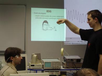 Pořízení biologických signálů:. Sledování pohybujícího se objektu: Sledovaným pomalu (do 3 stupňů za sekundu) pohybujícím se předmětem může být např.