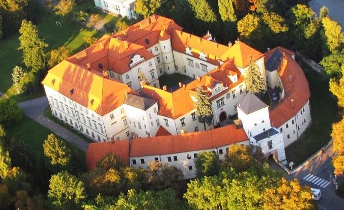 - Voliči bude umožněno hlasování poté, kdy prokáže svou totožnost a státní občanství České republiky (platným občanským průkazem, diplomatickým nebo služebním pasem České republiky nebo cestovním