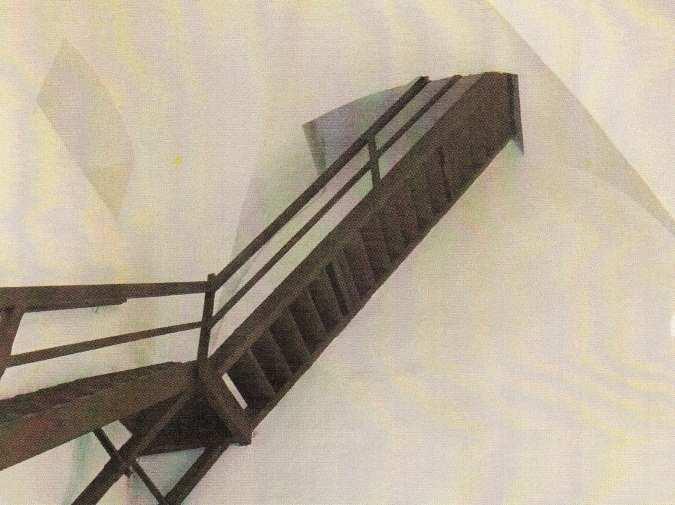 Návrh konstrukčního řešení schodiště Vývoj konstrukce schodišť Plně podporované kamenné stupně Oboustranně podepřené kamenné stupně Dřevěné schodnicové