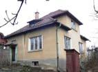 Celková rozloha pozemku je 859 m 2. 2 samostatné vchody s možnosťou rozdelenia budovy na 2 bytové jednotky.