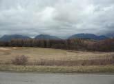 Má 3 podlažia, v suteréne je veľká dvojgaráž. Výhľad na Západné Tatry a Liptovskú Maru je perfektný, presvedčte sa osobne!