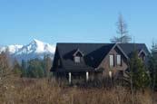 Súčasťou záhrada s altánkom a grilom, odkiaľ je nádherný výhľad na Západné Tatry.