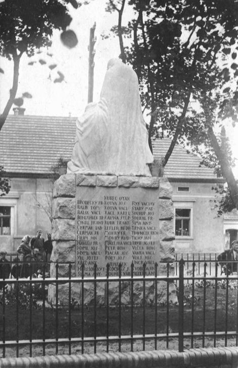 Husovo náměstí 134 Pomník padlých zezadu asi ve 30. letech, ještě před doplněním obětí 2.
