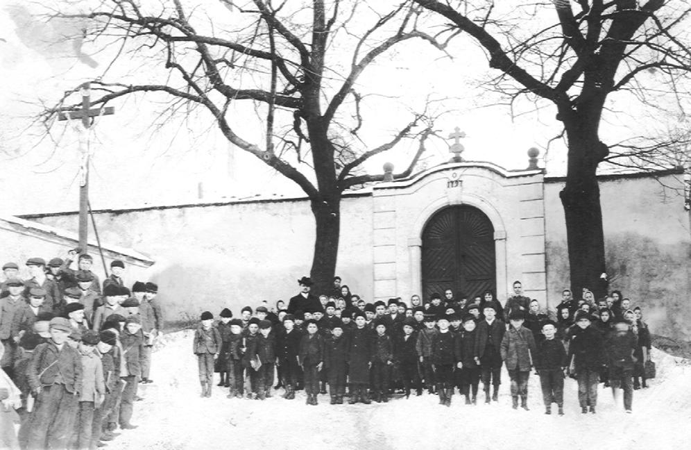 Husovo náměstí 135 Památné stromy na náměstí Dvě lípy před vchodem do kostela Dvě lípy před vchodem do kostela vyhlásil za památné stromy Okresní úřad Prahazápad v březnu 1996 na návrh Českého svazu