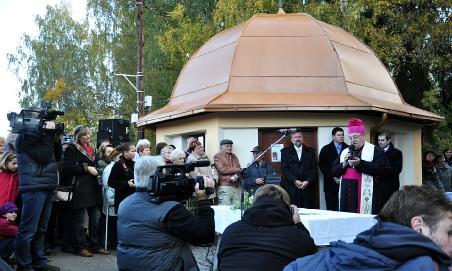 8 Jeho řeč a vedení bohoslužby točil kameraman