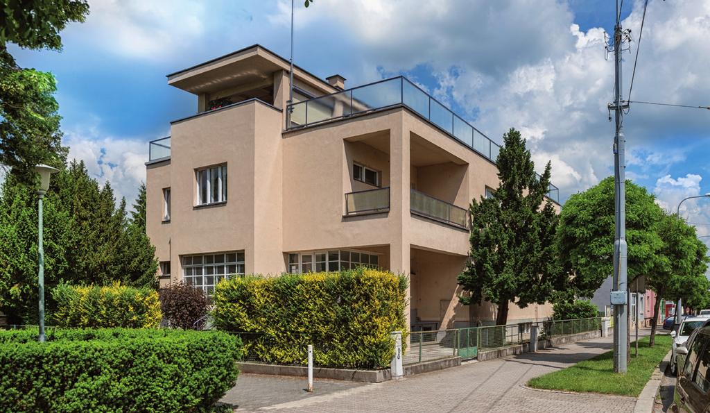 Vila z roku 1933 postavená dle projektu architekta Víška s kompletním podsklepením nabízí tři nadzemní podlaží.