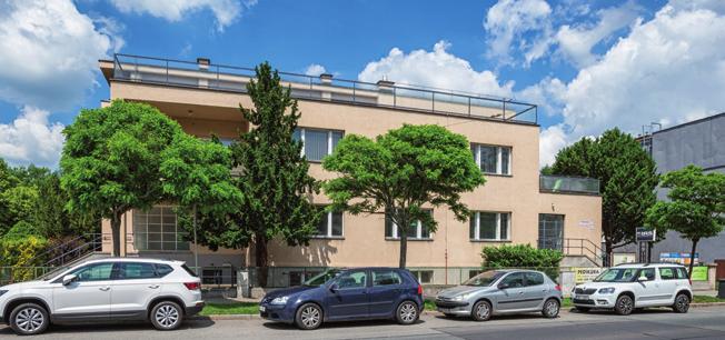 Budova disponuje bohatě dimenzovanými prostory jak místností, tak především střední schodišťové haly. Je zde celkem 6 vstupů.