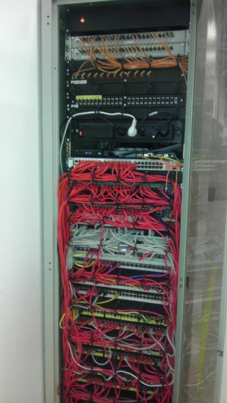 Implementace 55 Obr. 20 Rack osazený třemi cisco switchi 7.1.5 Ostatní zařízení Ve firemní infrastruktuře se vyskytují také zařízení, které nedokáží odpovídat na standardní 802.