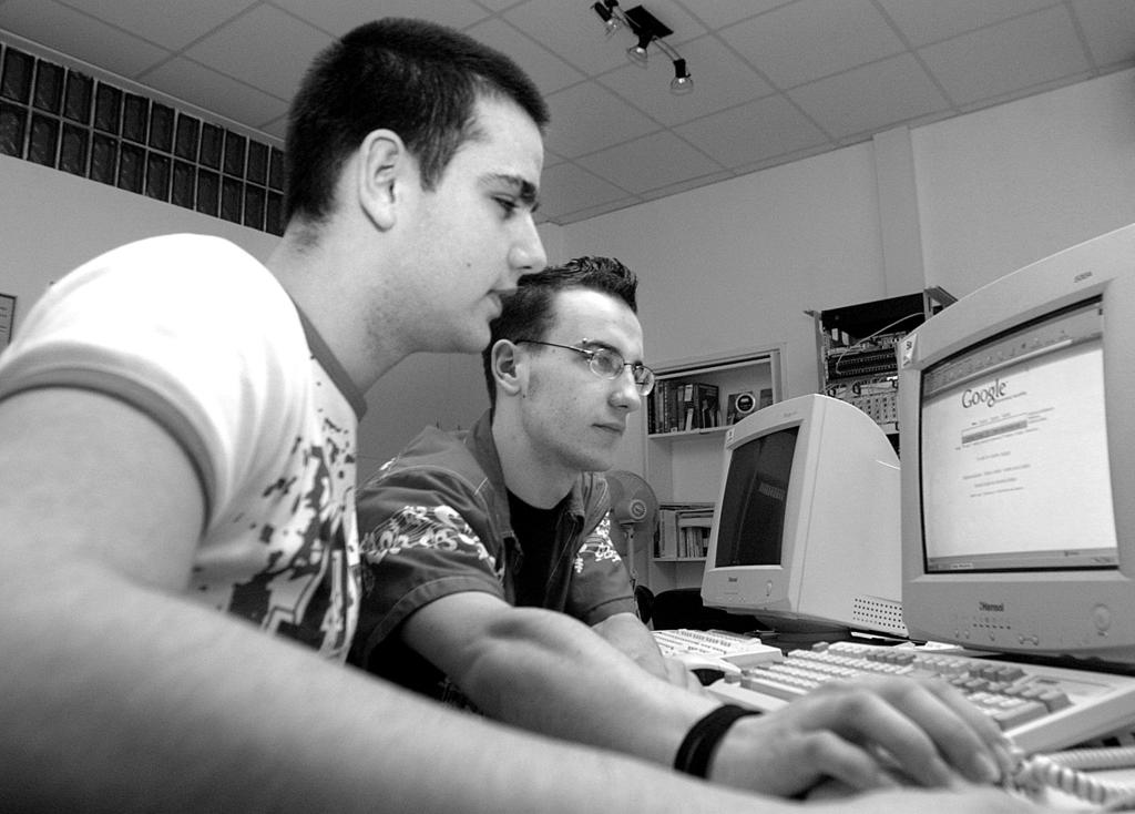 V spolupráci s výrobcami, so servisnými centrami a s IT firmami budú tieto školy pripravovať špecialistov na hardvér, počítačové siete, serverové technológie, databázy, operačné systémy,