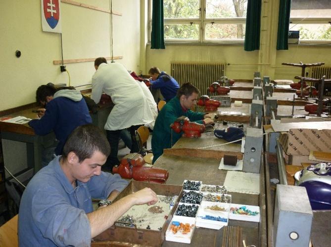 Študijný odbor 2697 4 mechanik elektrotechnik absolvent získa