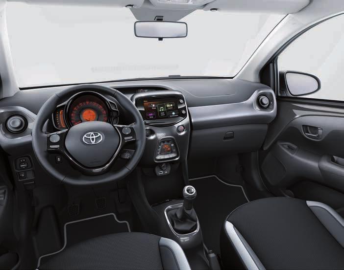 Horní část předních blatníků ve stříbrné barvě Přední mlhová světla Zatmavená zadní okna (Privacy Glass) Toyota Safety Sense Smart Entry & Start Automatická klimatizace Senzor šera