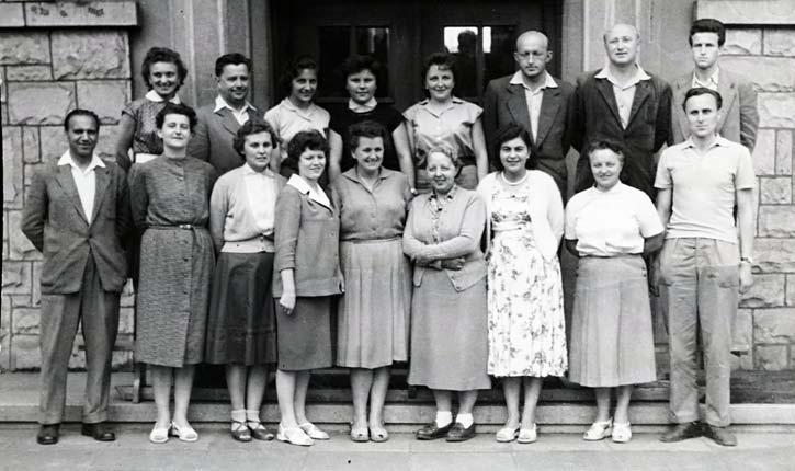 Učitelský sbor školy Komenského v roce 1960. Pan učitel Matěna je třetí zprava v horní řadě Zemřel pan učitel Milan Matěna Bylo mu 88 let. Učitelské mládí prožil v Broumově a okolních vesnicích.