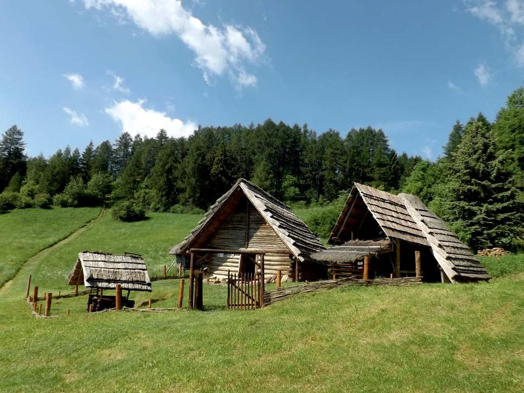 ARCHEOSKANZEN LIPTOVSKÁ MARA - HAVRÁNOK Stála expozícia rekonštruovaných objektov mladšej doby železnej, doby rímskej a stredoveku v prírode.