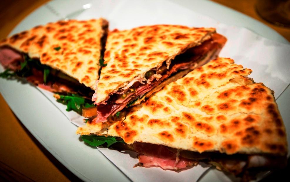 3. 5. 2017 KURZ PŘÍPRAVY SENDVIČŮ A PIADIN S KUCHAŘEM RESTAURACE BORGO AGNESE od 18,00 hod, 1499,- Kč SENDVIČ, ZAUZENÝ PSTRUH LOSOSOVITÝ, CRÉME FRAICHE, KŘEN, CITRÓN, SALÁT, OLIVOVÝ OLEJ PIADINA,