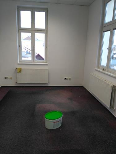 úprav byly osazeny regály a následně přestěhovány uzavřené spisy realizovaných a dokončených staveb, jež byly dosud uložené v kancelářích jednotlivých referentů OSŘ, což staticky přitěžovalo celé