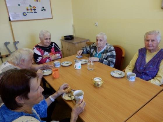 Společně jsme poseděli u kávy a sladkých moučníků a přitom jsme si zasoutěžili. Pro zájemce byly připraveny tři disciplíny šoupanda, luštění křížovky a házení kaštany.