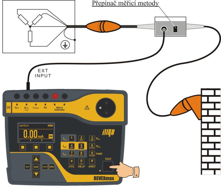 REVEXmax - návod k používání 7 Doplňující informace Obrázek 33: Použití trojfázového adaptéru 7.5 Údržba přístroje Během používání nevyžaduje REVEXmax žádnou zvláštní údržbu.