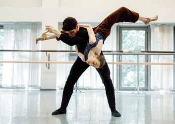 Kylián vždy pracuje s obrazy a imaginací, například v závěru Stefano Pietragalla, Brittany Haws a Cora Bos-Kroese (asistentka choreografa) Foto Anna Rassmusen zkoušek řekl: Chci něco jako polámaný