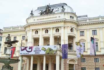 APLAUS APLAUS V historii NDM byla již po třinácté inscenována LA TRAVIATA.