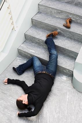 Objasnění Důsledky úrazů způsobených uklouznutím a zakopnutím.