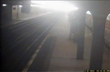 23:21:20 h, od areálu České pošty kráčejí dva policisté po I. nástupišti směrem k hale; 23:22:45 h, od areálu České pošty z I. nástupiště vstupují do kolejiště dva policisté, přecházejí 1. SK a 2.