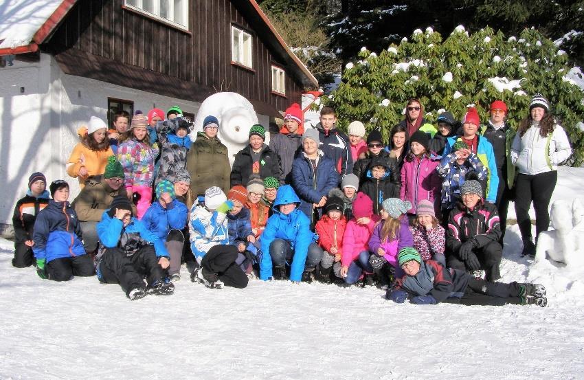 Školní zpravodaj č. 12 strana 2 LYŽAŘSKÝ VÝCVIKOVÝ KURZ V termínu od 16. do 23. února se uskutečnil ve Zdobnici v Orlických horách lyžařský výcvikový kurz.