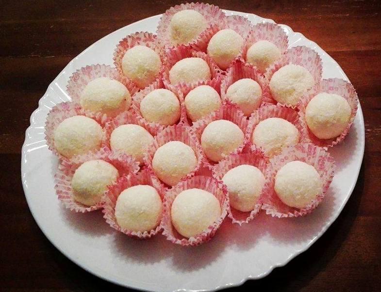 Vánoční recepty Rafaelo kuličky Ingredience: 200 g kokosu, 1 salko, mandle nebo lískový ořech Postup: Smícháme kokos se salkem,