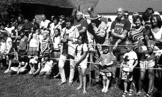 Měli jsme tedy tu čest přivítat toto těleso i u nás. Škoda jen, že si rodiče malých dětí dostatečně nehlídali své ratolesti, které svým běháním a křikem toto vystoupení rušili.