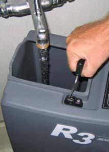 Zvedněte kryt a vyjměte nádr pro roztok ze zařízení (obrázek 4). 2. Naplňte nádr pro roztok 19 L čisté vody (o maximální teplotě 50 C) (obrázek).