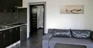 rychlovarná konvice, kávovar, topinkovač, myčka nádobí, gril* (na vyžádání) výhody a nevýhody: moderně vybavené prostorné apartmány s velkou terasou ubytování v menší klidné lokalitě s dlouhou