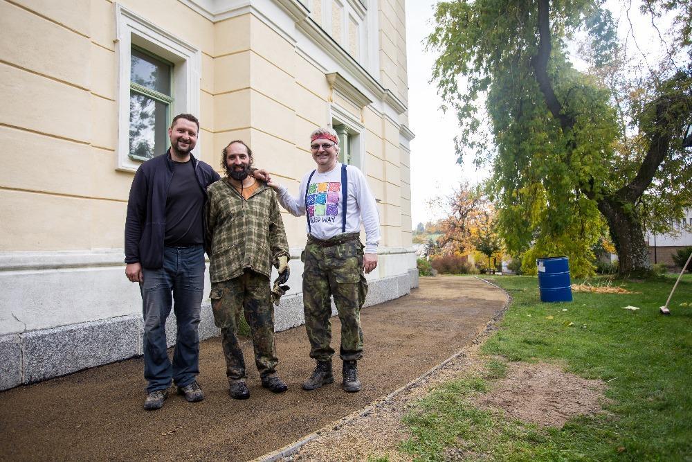 desku...). Zato brigády probíhaly vždy ve velmi dobré pracovní atmosféře, kdy se pilně pracovalo, povídalo, vyprávěly se příběhy a vtipy. Zkrátka takové dobré vzájemné spoluprožívání při dobrém díle.