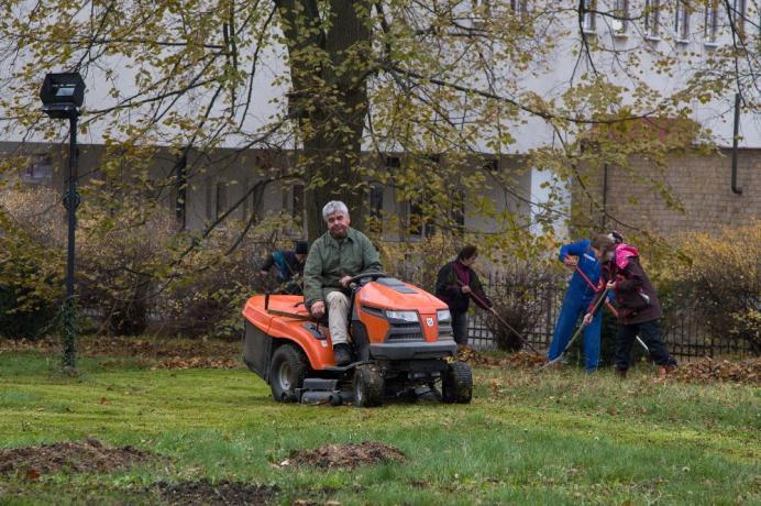 Podzimní hrabání opět v dobrém duchu V pátek 17.11. jsme se sešli na tradiční podzimní úklid zahrady. Počasí bylo téměř ideální - chladno, pod mrakem, ale v podstatě jinak dobře.