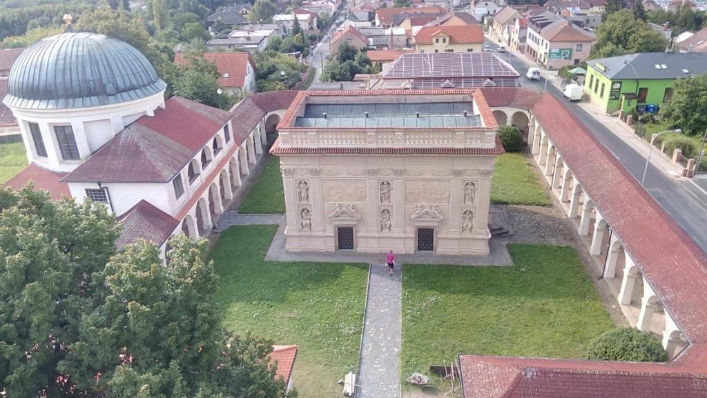 STAVEBNÍ OPRAVY AMBITŮ LORETY - STŘECHA, FASÁDA, k.ú. KOSMONOSY INVESTOR : MĚSTO KOSMONOSY DEBŘSKÁ 223 293 06 KOSMONOSY A.