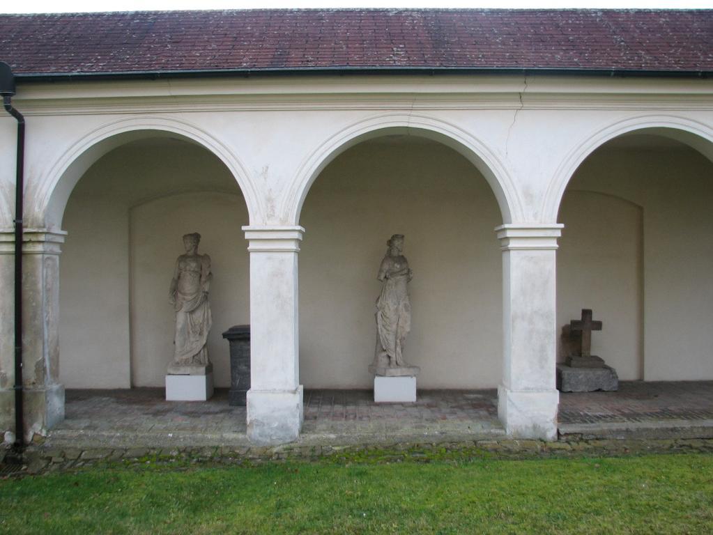 Sanace trhlin je navržena pomocí sešívání systémovou metodou a spárováním.