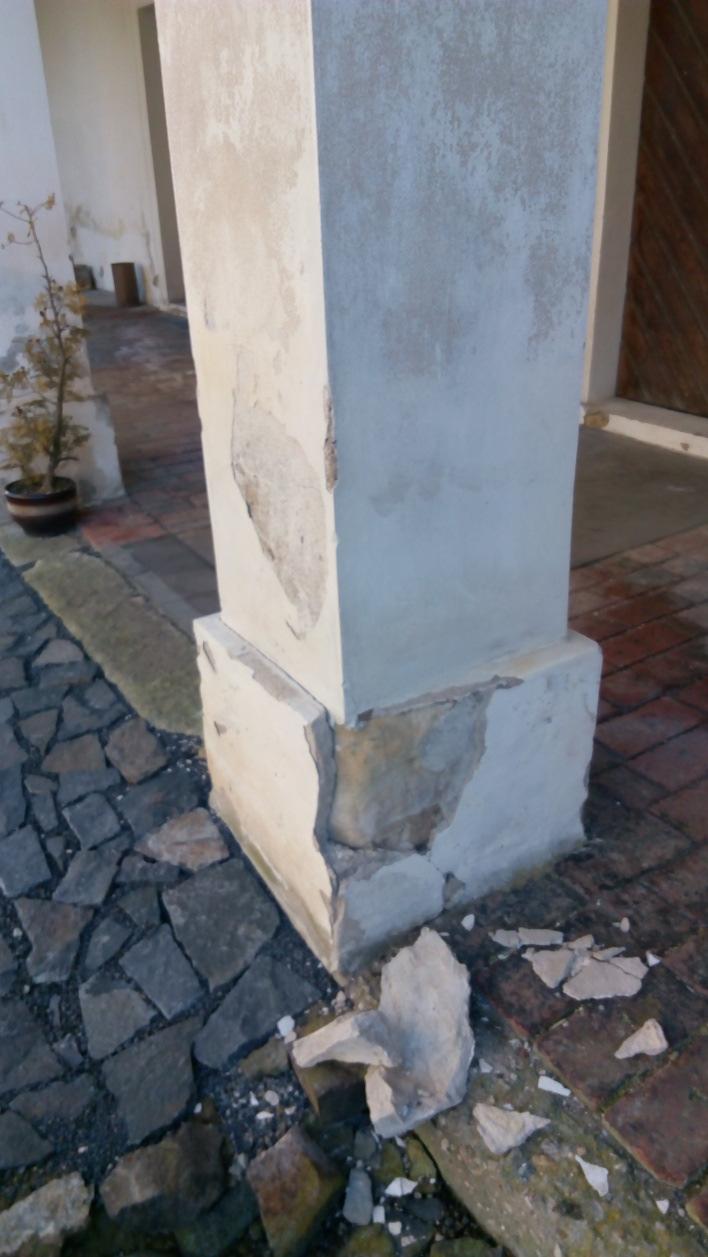 Bude řešeno v rámci údržby správou majetku města Kosmonosy) budou tyto části očištěny od všech nesoudržných vrstev omítek a následně omítky vyspraveny materiálem na vápenné bázi.