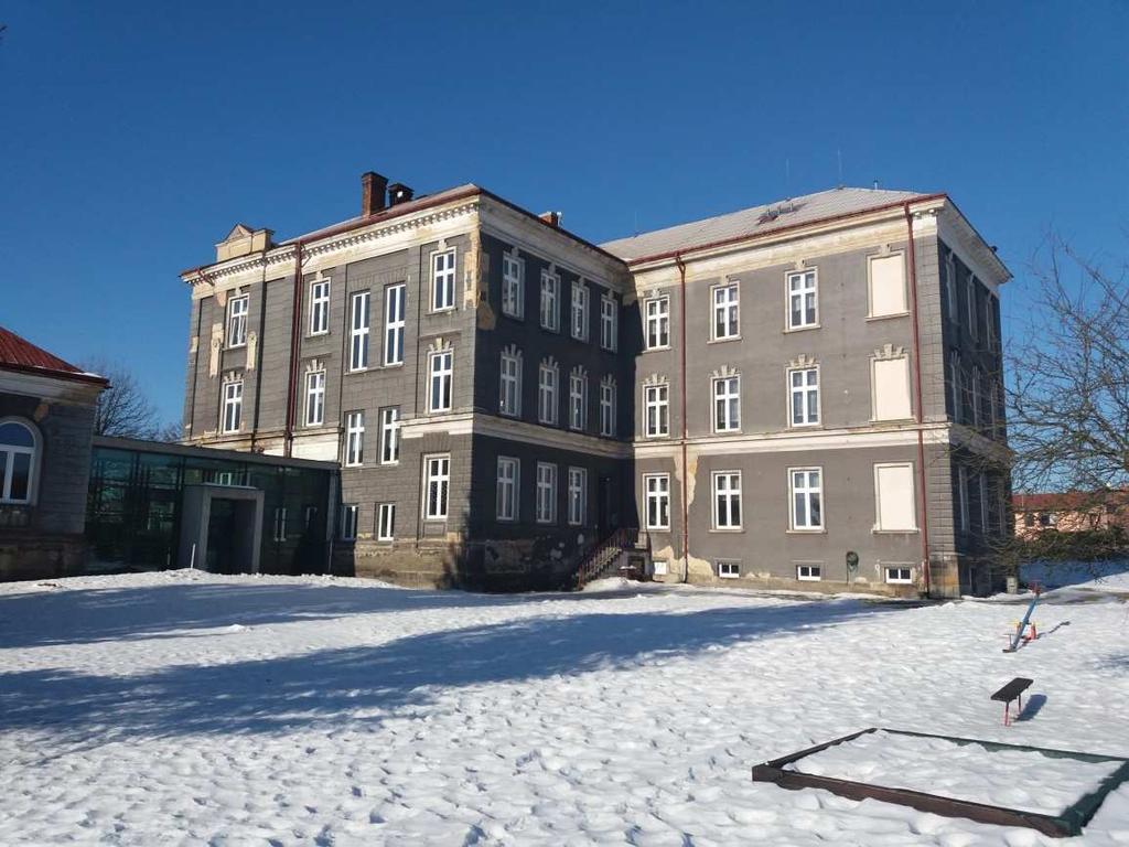 Město: Varnsdorf TECHNOLOGICKÝ POSTUP OPRAVY FASÁDY NA OBJEKTU Č.P. 1602 VE VARNSDORFU Ve Varnsdorfu dne 14.03.2017 Název stavby: Oprava fasády stávajícího objektu č.p.1602 ve Varnsdorfu Místo stavby: Základní škola, Východní č.