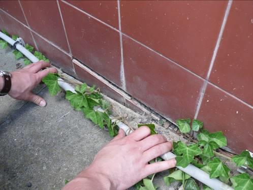 Detailní pohled na vady soklová část Obrázek 9: Opadávající keramický obklad soklu v kontaktu s okapovým chodníkem je způsobeno