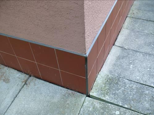 Detailní pohled na vady soklová část Obrázek 13: Krajové plastové lišty keramického obkladu jsou vyšisované od povětrnostních vlivů, pravděpodobně se nejedná o lišty vhodné do venkovního prostředí.